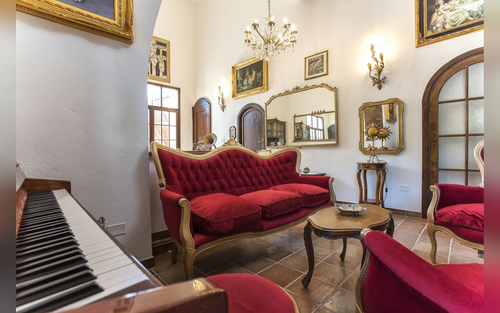 Il salone con il pianoforte di Casal Paternò