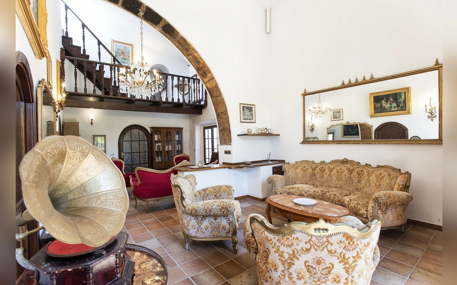Il salone con il soppalco e la balaustra