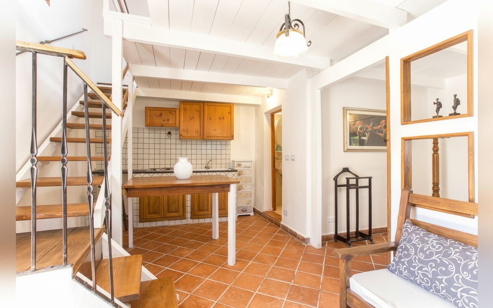La scala e l'angolo cucina — Casal Paternò