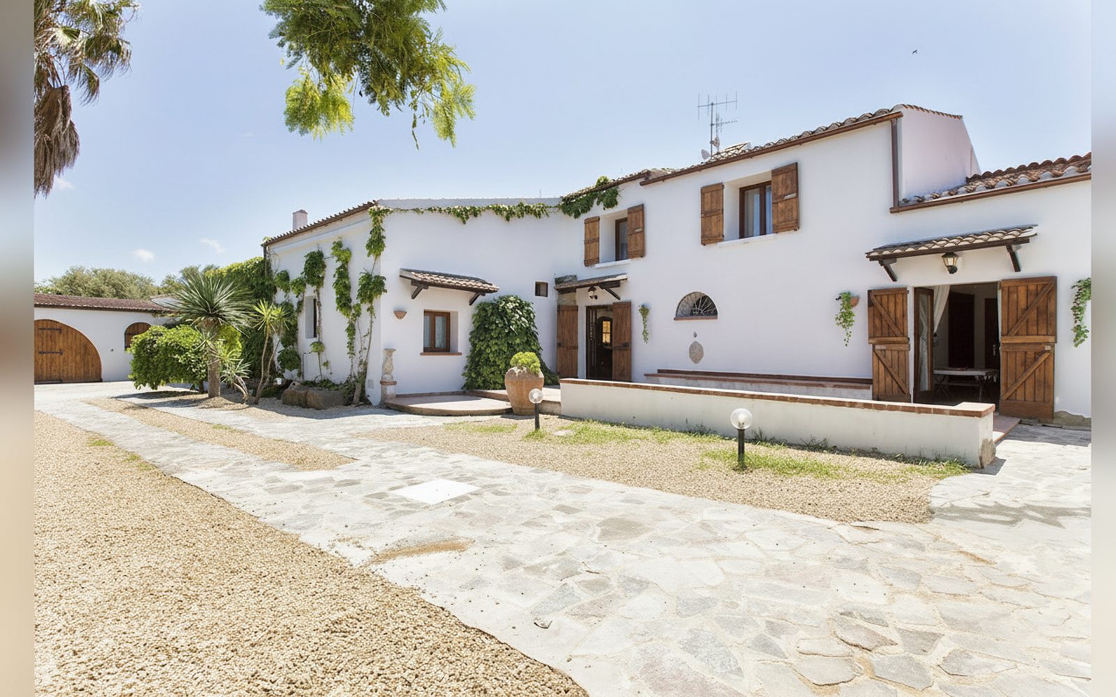 La facciata della dimora e il cortile