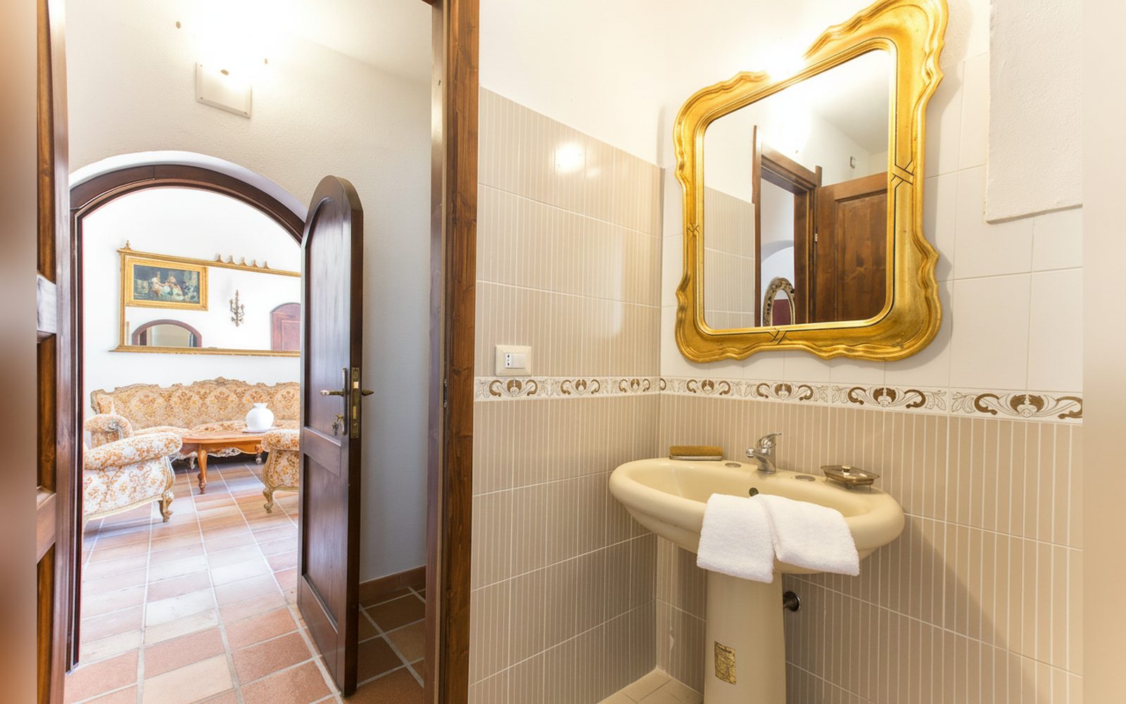 Bagno con specchio dorato — Casal Paternò