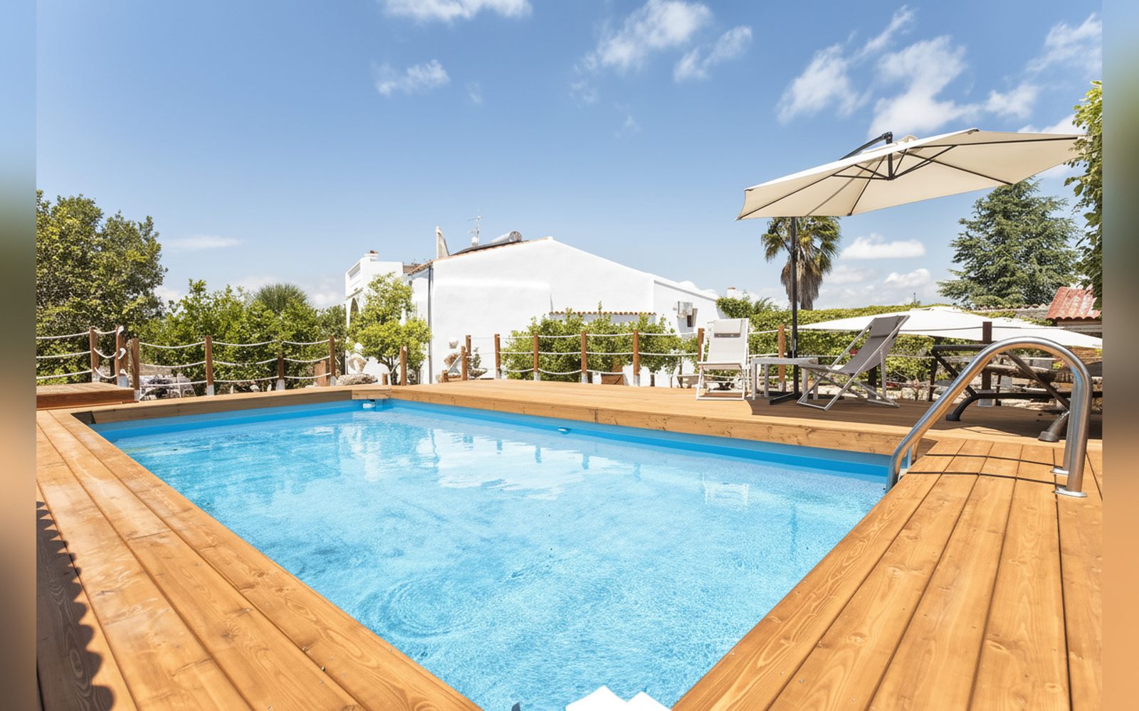 La piscina ad uso esclusivo nel parco della villa