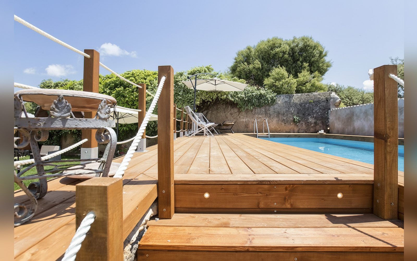 La piscina con il solarium in legno — Casal Paternò