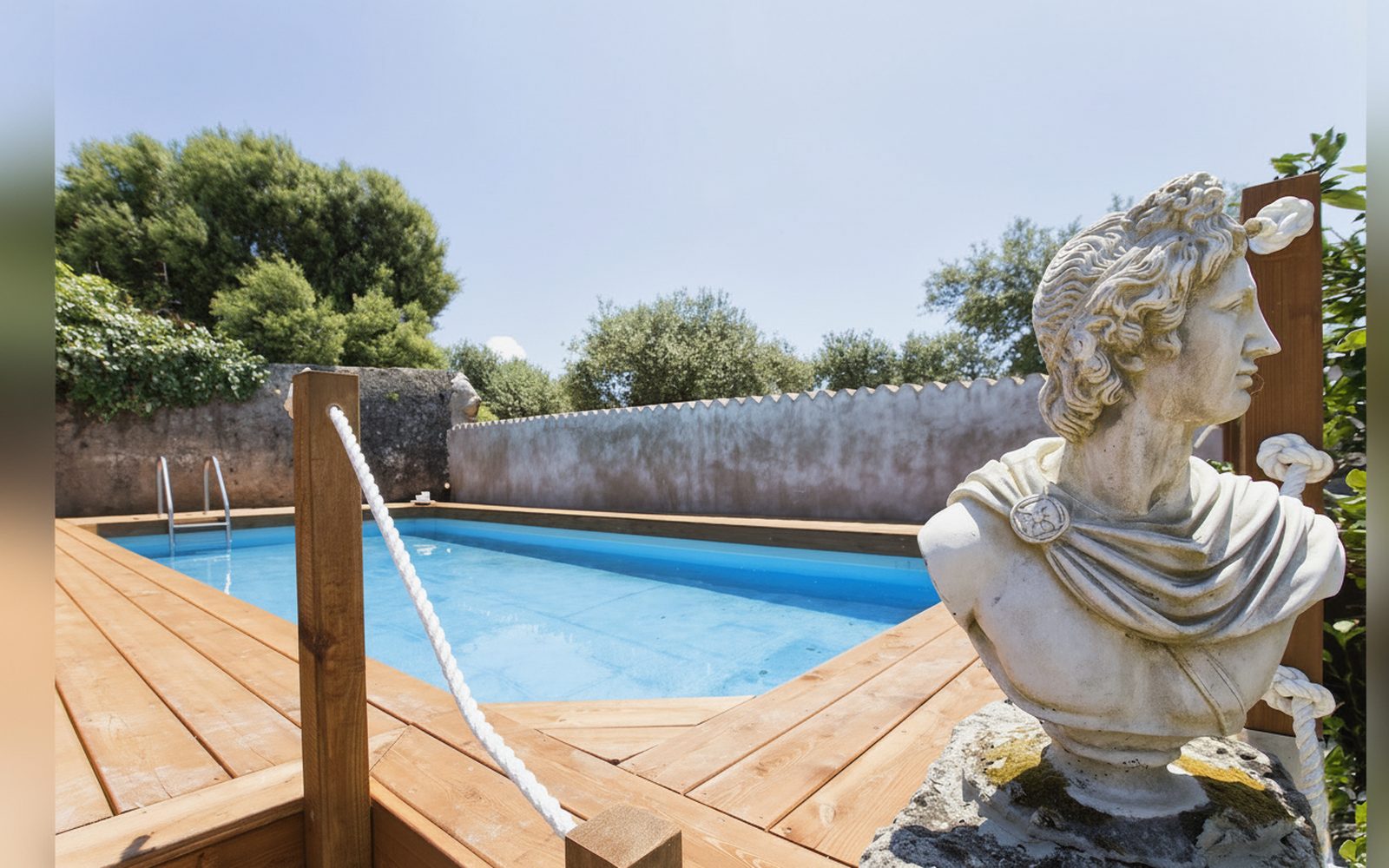 La piscina e il busto classico — Casal Paternò