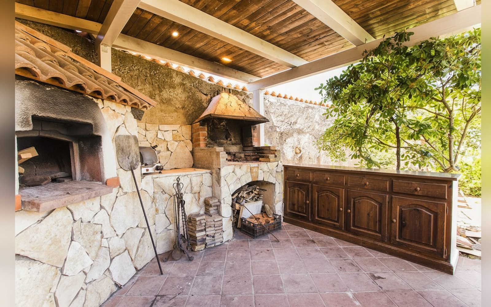 La cucina esterna con barbecue