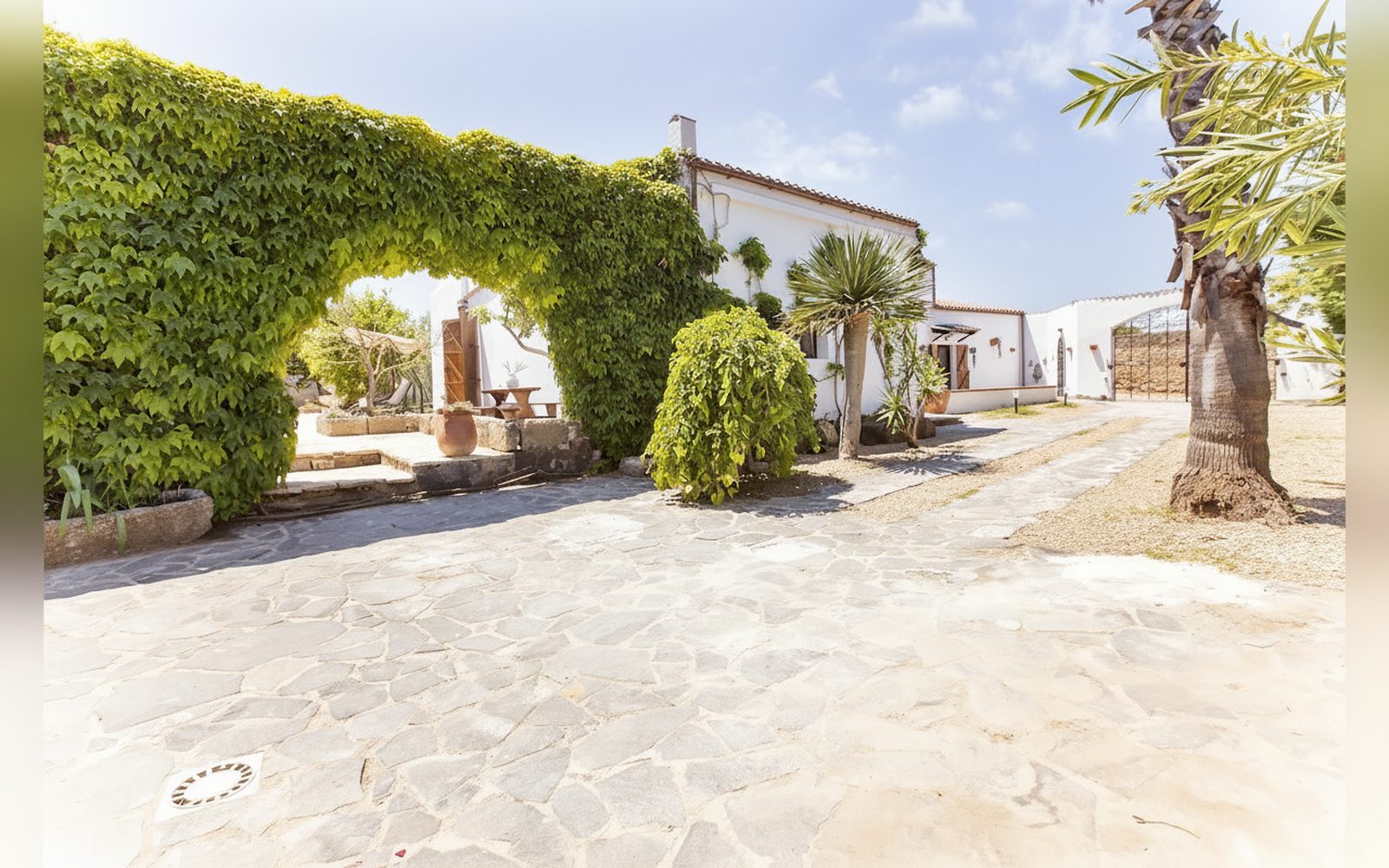 L'arco di verde nel cortile — Casal Paternò