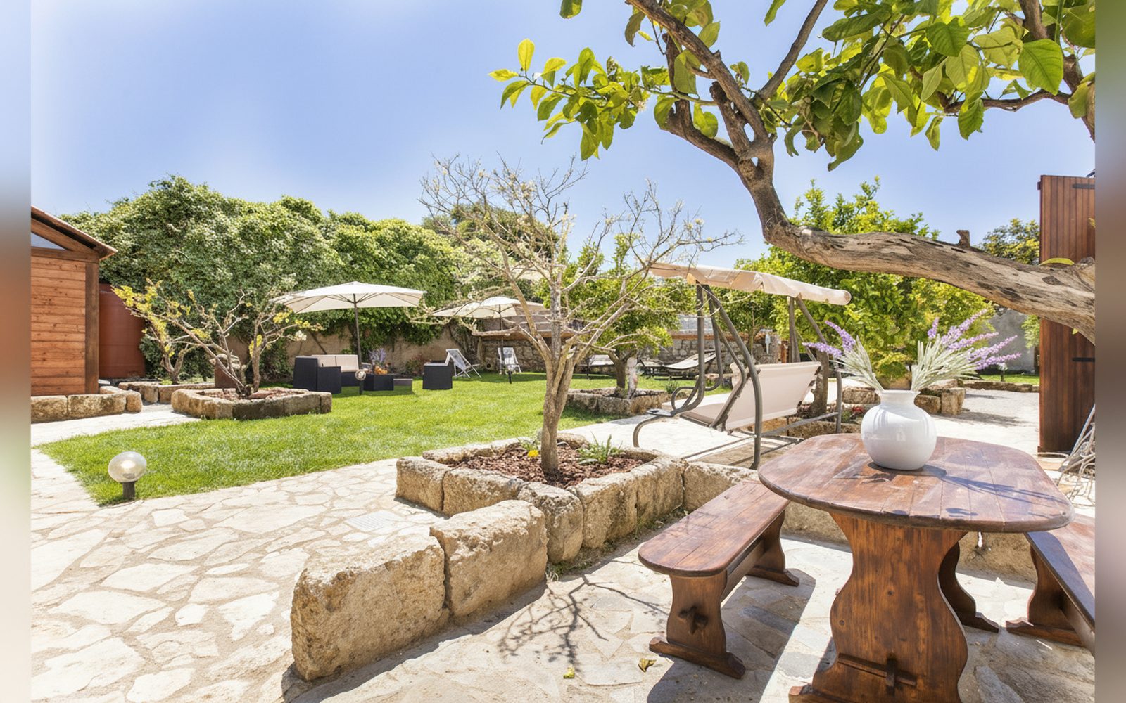 Il giardino con il tavolo in legno — Casal Paternò
