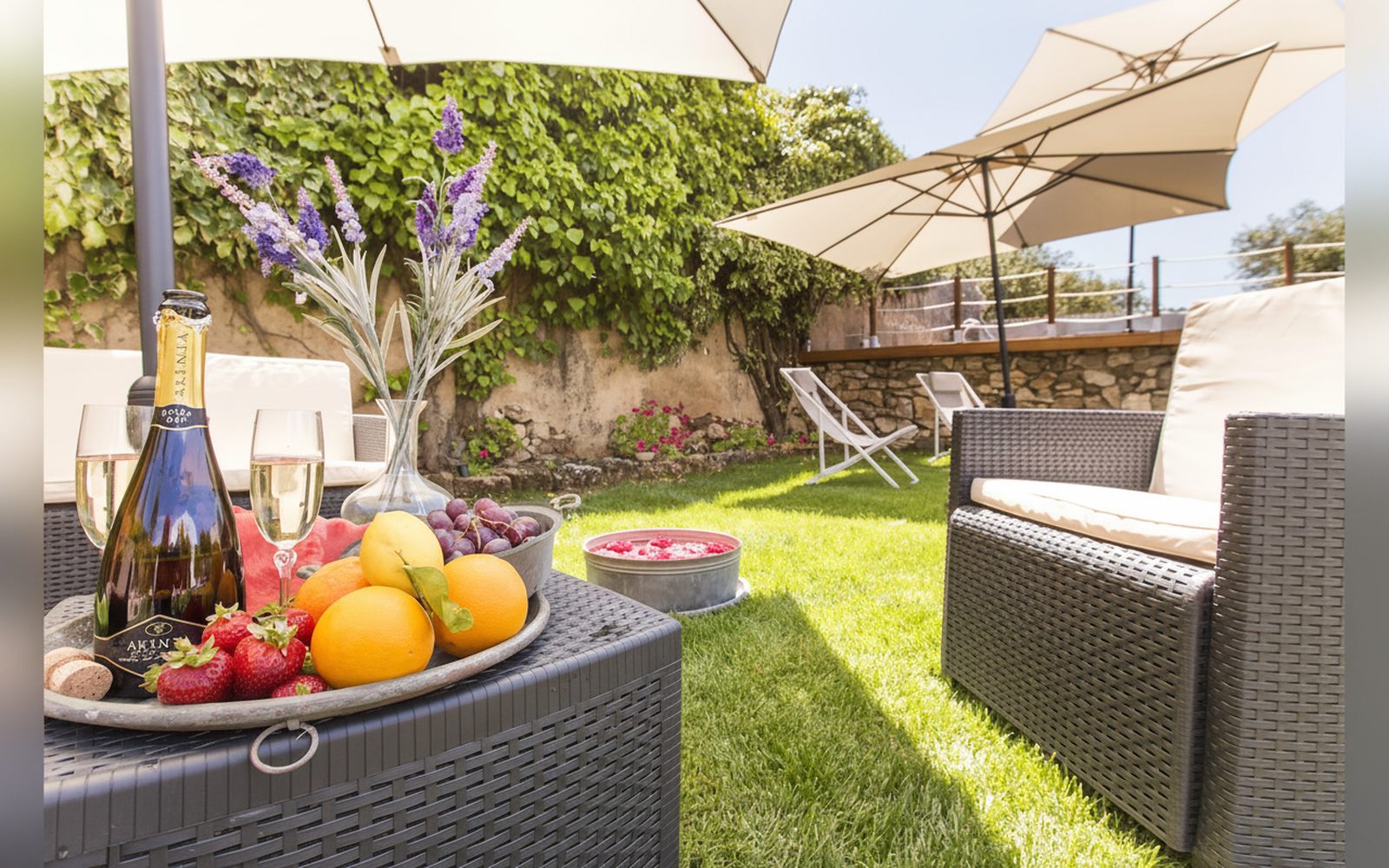 Aperitivo in giardino — Casal Paternò