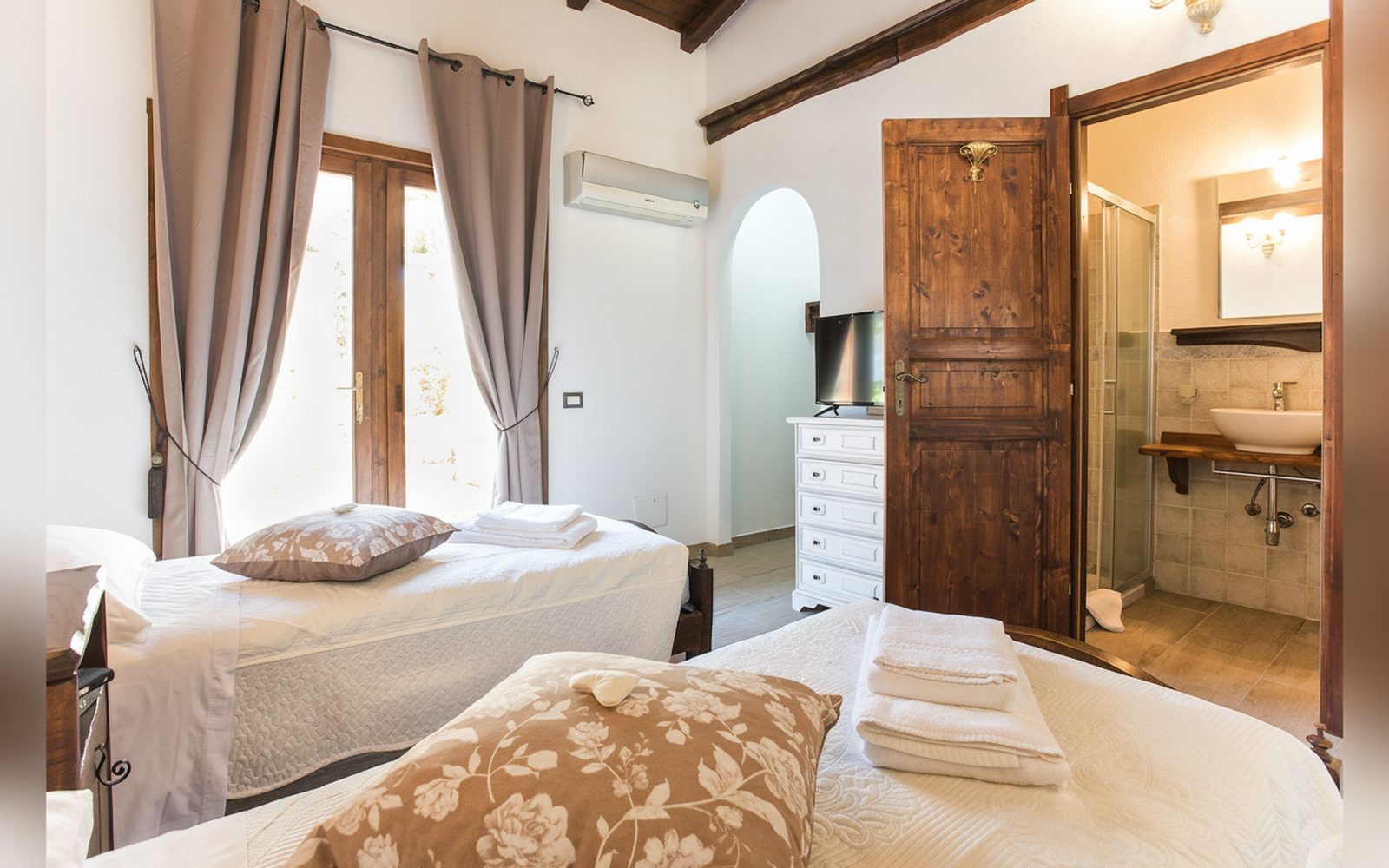 Camera con bagno e travi a vista — Casal Paternò