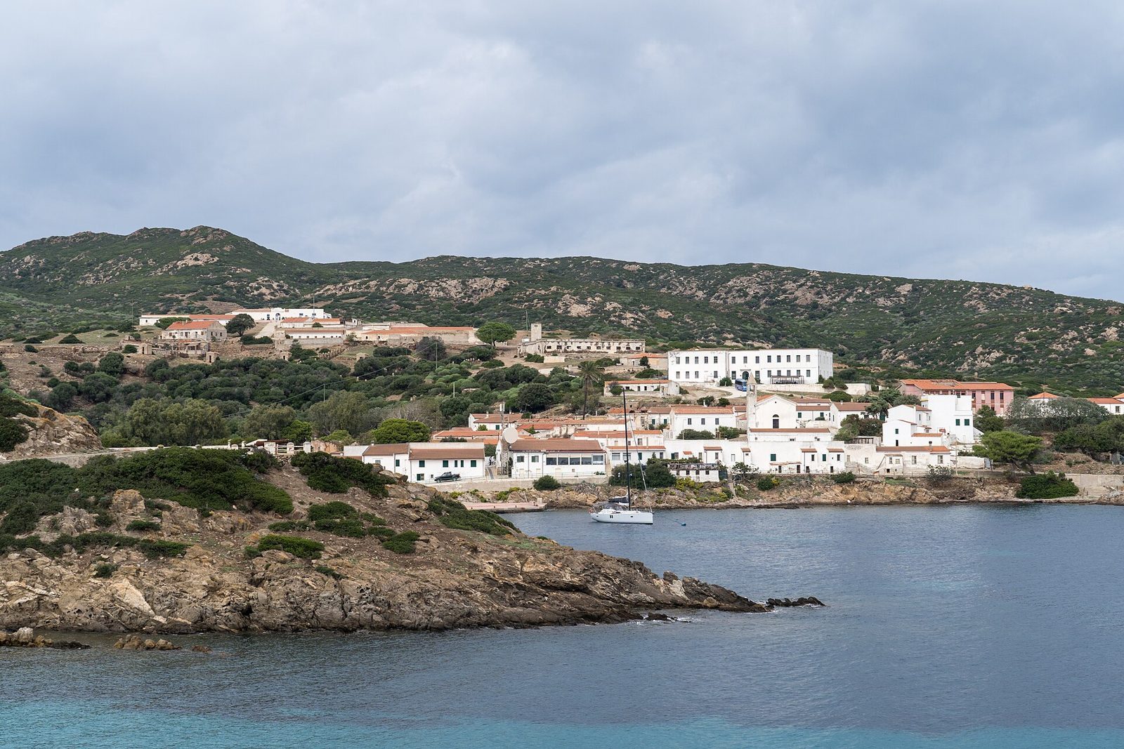 Il borgo di Cala d'Oliva sull'isola dell'Asinara, con le case bianche affacciate sulla baia