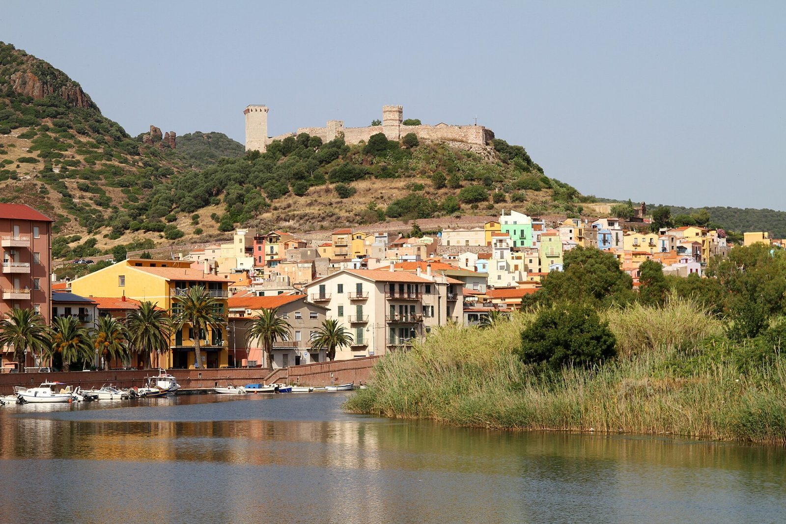 Le case colorate di Bosa sul fiume Temo con il castello Malaspina sulla collina